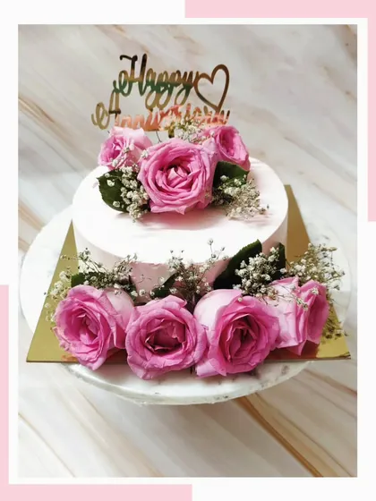 Less pink, more gulabi. 🥀 A simple yet stunning anniversary cake decorated with fresh pink roses.