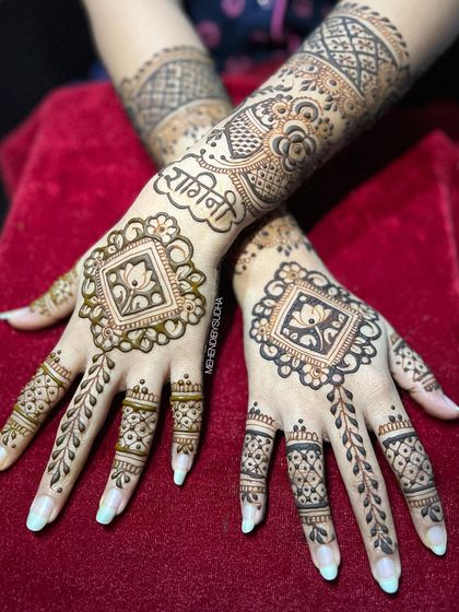 A chic and modern Indo-Arabic design for a bride's friend. It features a geometric lotus mandala on the palm and delicate leafy vines on the fingers.