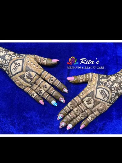 The palms of this design feature the words 'Aai' and 'Baba' (Mom and Dad), a sweet tribute to the parents-to-be.