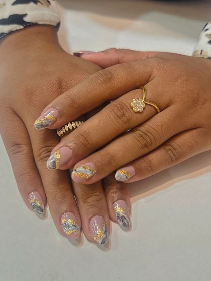 A beautiful example of marble art combined with gold foil. The grey and white marble pattern on a nude base looks incredibly chic.