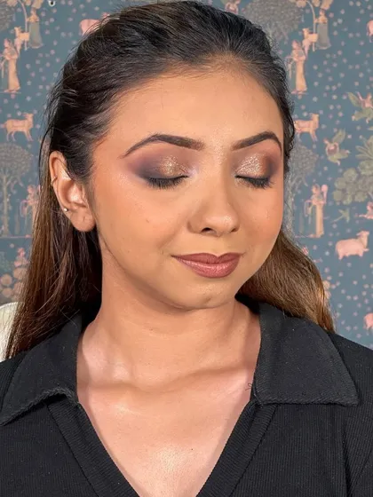 A stunning golden smokey eye, perfect for a party or festival. The balance of shimmer and matte, paired with a brown lip, creates a classy and bronzed look.