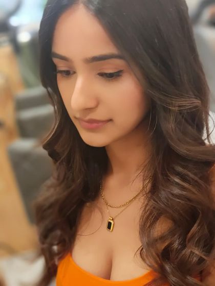 The final result of a soft curls hairstyle. This look is perfect for adding volume and a touch of glamour for any event.