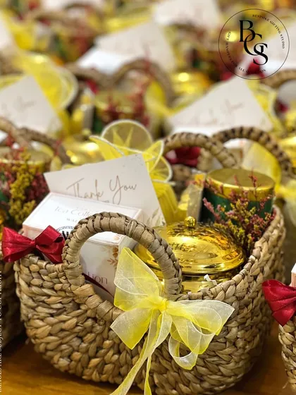 These charming mini-baskets, filled with festive treats and tied with bright yellow bows, are perfect as thank you gifts or event favours. They are a small but meaningful way to make your loved ones feel admired and appreciated.