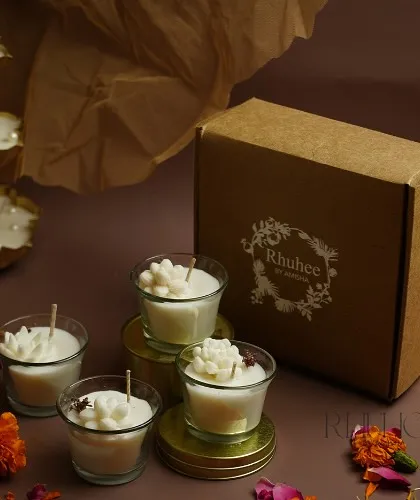 Tiny jars, big charm. Our handcrafted mini jar candle set features four floral-topped candles in a gift-ready kraft box, perfect for gifting or self-pampering.