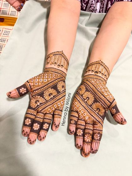 A beautiful example of a diagonal or 'bel' style design, enhanced with peacock motifs and fine check patterns. It offers great coverage while leaving some skin showing.