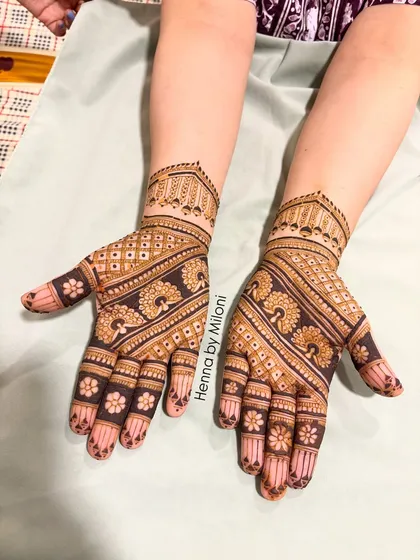 A beautiful example of a semi-filled design using peacock motifs. The diagonal pattern creates a modern look while still being rooted in traditional mehendi art.