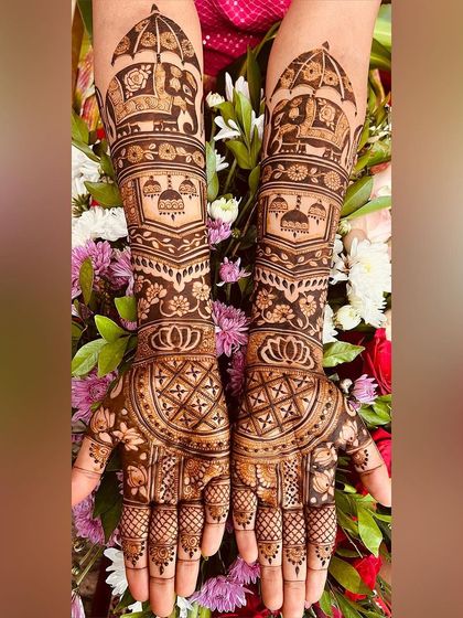 A gorgeous design featuring elephant ambari and jhumka motifs. The lotus patterns on the palm add a touch of grace and purity to this traditional bridal mehendi.