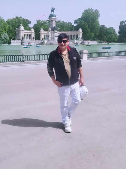 A relaxed moment at a park in Madrid. Even a casual outfit can be stylish with the right fit and accessories.