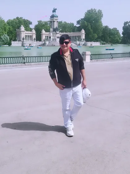 A relaxed moment at a park in Madrid. Even a casual outfit can be stylish with the right fit and accessories.