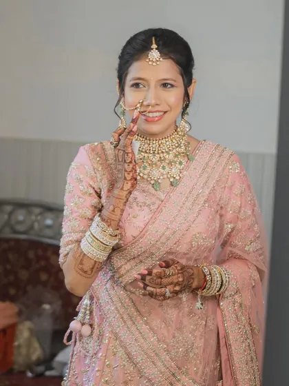 This bride's simple and elegant pastel pink lehenga was paired with a natural makeup look, proving that sometimes less is more. ❤️