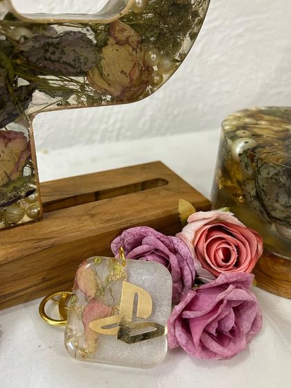 A matching keychain created from the same bouquet. This is a great way to use every last flower and create a complete set of personalized gifts.