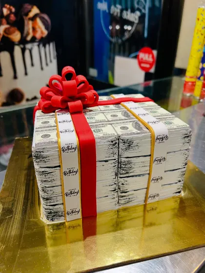Looking for a cake that will get everyone talking? My hyper-realistic money stack cake is a fun and surprising centerpiece, perfect for celebrating success, milestones, or just for a good laugh. It's all 100% vegetarian cake.