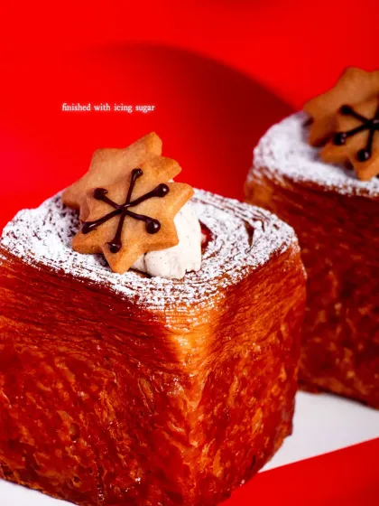 The cube is finished with a dusting of icing sugar and a decorative gingerbread star.