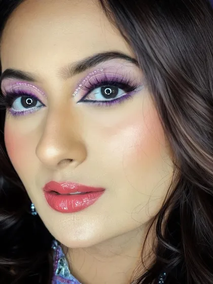 A close-up of this mesmerizing party look. The glittery cut-crease in shades of purple and pink adds a touch of magic, perfect for a night of celebration.