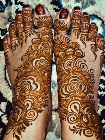 A beautiful and full design for the bride's feet. The swirling patterns and floral motifs cover the entire top of the foot, creating a look that is both elegant and traditional.