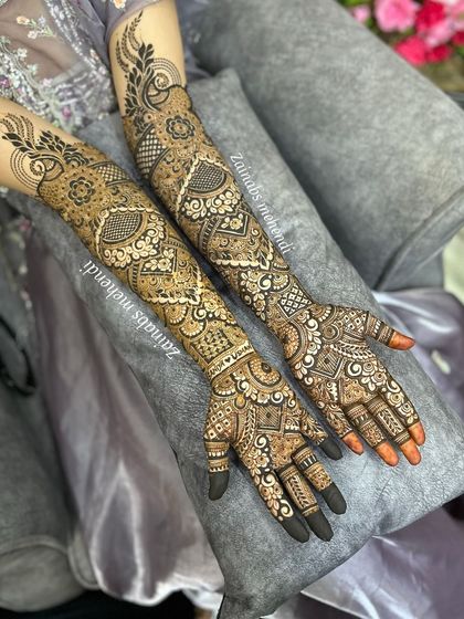 A stunning full-arm bridal design for Saniya. The pattern uses a mix of bold motifs and fine, delicate fillers to create a balanced and eye-catching look.