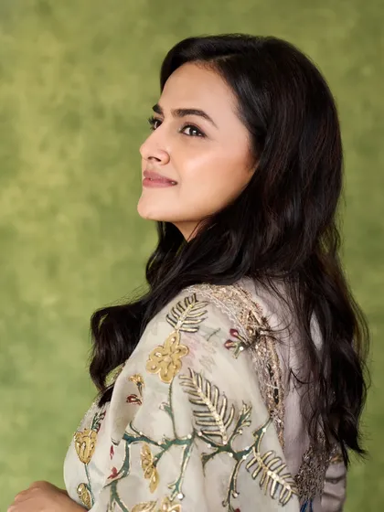 I styled Shraddha Srinath in this beautiful floral printed suit by Archana Jaju for interviews. The hand-painted feel of the fabric gives it an artistic and unique touch, perfect for a sophisticated daytime look.