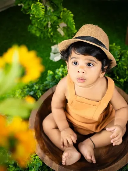 A curious little explorer in a jungle-themed setup, looking up from his wooden bowl.