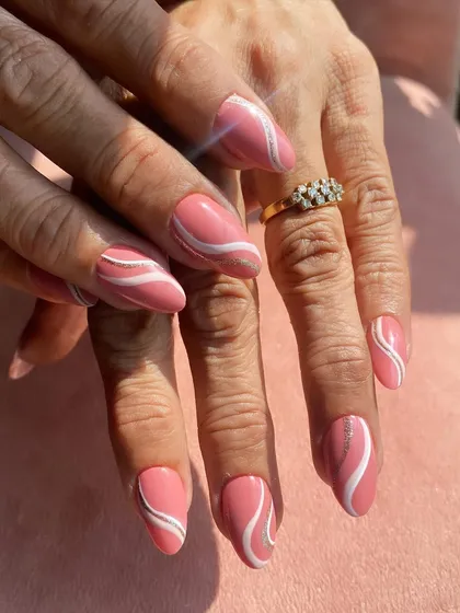 The sunlight catching the glitter in these swirly pink nails is just gorgeous.