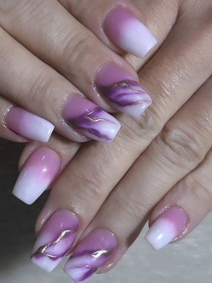 A closer look at the pink ombre and purple marble nail art. The gold line adds a touch of luxury and definition to the design.