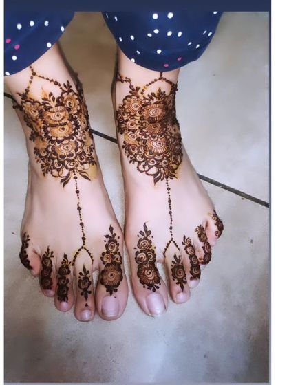 Hajira Mehendi Artist - Mehndi Artist Services Elegant Foot & Leg Mehndi photo 7