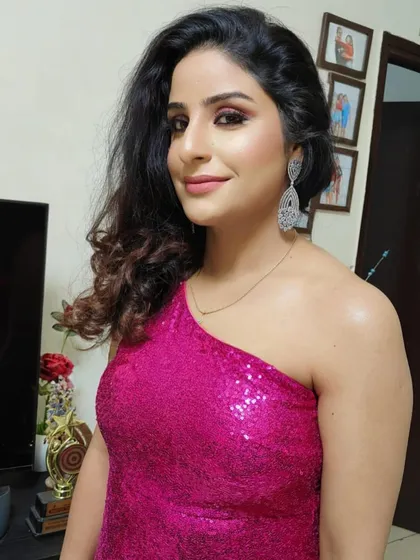 Another angle of this glamorous party look. The makeup is bold yet elegant, perfect for making a statement at any event.
