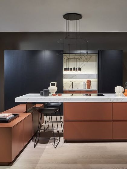 A look at our Novelties for 2025. This design features a bold terracotta-colored island, showing our commitment to creating kitchens as unique as you are.
