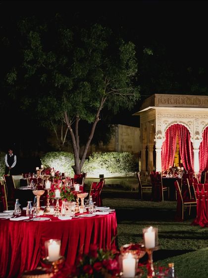 For this outdoor sangeet, we used rich red velvet tablecloths and gold candelabras to create a feeling of royal opulence. The tables were set on the lawn under the stars, blending the grandeur of a palace with the romance of an open-air celebration.