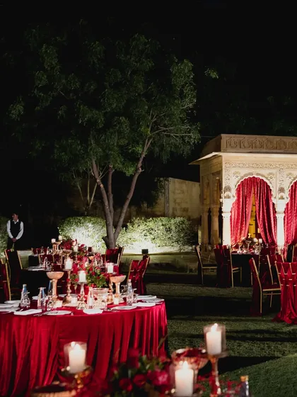 For this outdoor sangeet, we used rich red velvet tablecloths and gold candelabras to create a feeling of royal opulence. The tables were set on the lawn under the stars, blending the grandeur of a palace with the romance of an open-air celebration.