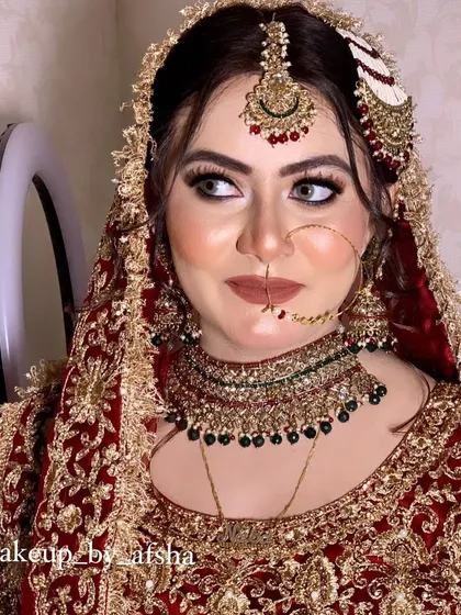 This bride's look is a perfect example of traditional glam. The heavy gold jewellery, including the nath and passa, is balanced with flawless makeup.