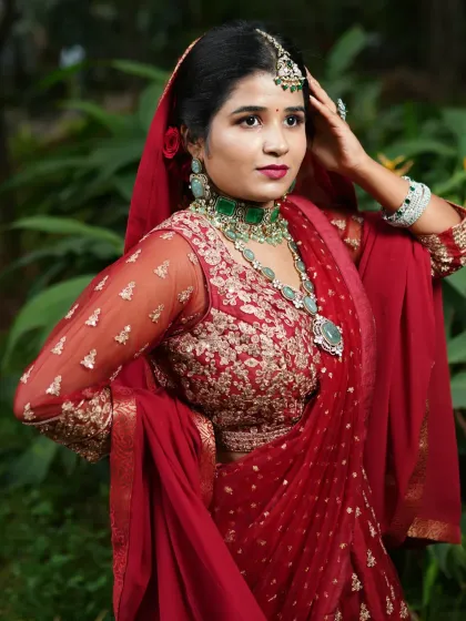 For a stunning Bollywood-inspired look, we paired this magnificent emerald and diamond-look choker and haara set with a rich red lehenga. This shows how I can help you create a dramatic and memorable style for your sangeet or reception.
