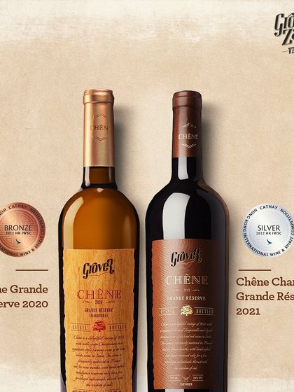 A duplicate of 109, this image proudly displays the international awards for our premium oak-aged Chêne collection.