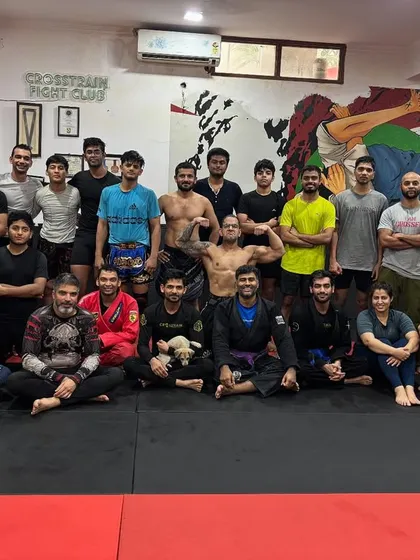 Another packed Jiu-Jitsu session. The diversity in belts and experience levels on the mat shows that everyone is welcome here, from white belts to black belts.