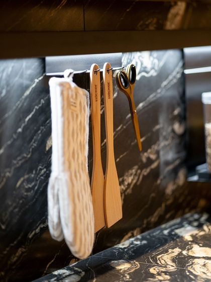 Even the smallest accessories, like this hanging rail for utensils and oven mitts, are designed to be both functional and stylish.