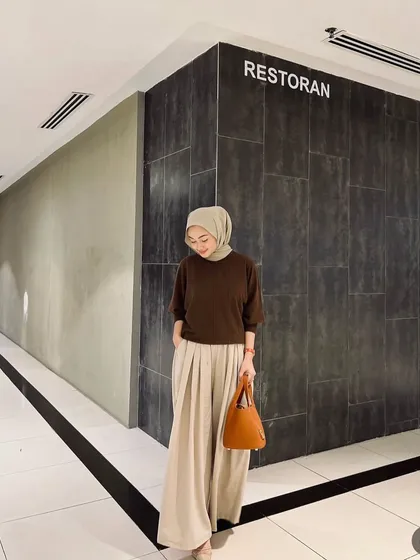 Another beautiful customer OOTD featuring the HerCharm Bucket Bag. The rich brown colour of the bag adds a warm touch to her earth-toned outfit.