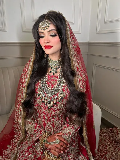 A moment of quiet elegance. This bride's look is completed by a stunning, heavy bridal set that perfectly balances traditional design with modern aesthetics.