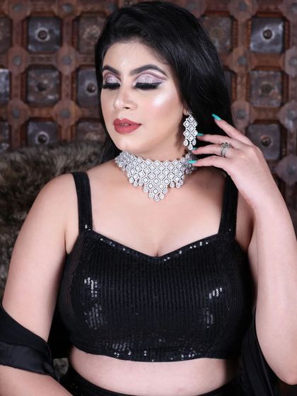 For a sleek and modern vibe, this geometric diamond-look choker is a perfect choice. It pairs beautifully with western gowns or contemporary lehengas for a cocktail event.