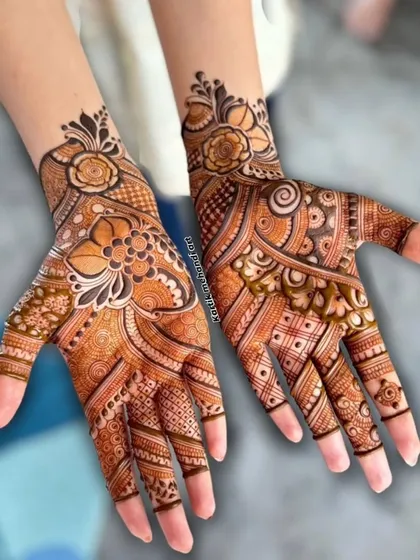 A gorgeous example of a semi-filled Arabic floral design, where flowing patterns create a look that is both rich and uncluttered.