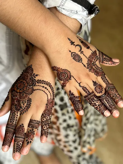 An Eid special design with crescent moon and lantern motifs. This is a beautiful and symbolic way to celebrate the festival.