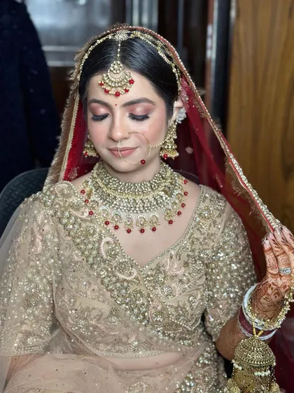 A close-up of the delicate details in the polki necklace and matching maang tikka.