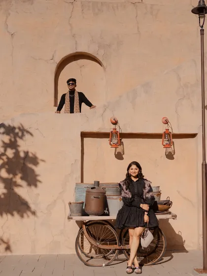 A creative and playful pose against a rustic wall. This shot shows how we can use the environment to create unique and memorable pre-wedding photographs.