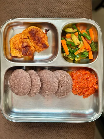 A high-protein meal of ragi idli, paneer tikka, and mixed vegetables. This is a great option for a healthy and filling breakfast or lunch.