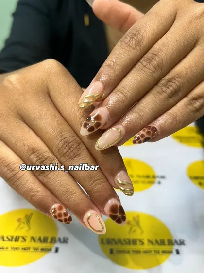 This design shows how I can turn a simple idea into something sophisticated. I combined a nude base with rich brown patterns and fluid gold lines to create a look that's both earthy and incredibly chic.