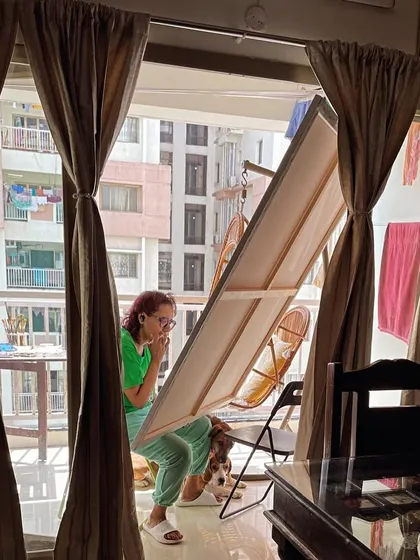 This is the reality of my Sunday. Me, my dogs Bingo and Chiku, a huge canvas, and my favorite music. This is when I'm in my element, sketching out ideas in the balcony light.