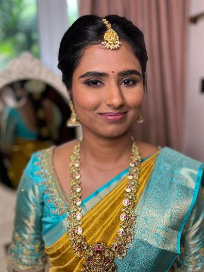 A beautiful portrait of Sahithya. Her simple, elegant makeup allows her natural beauty and the richness of her saree and jewellery to shine through.