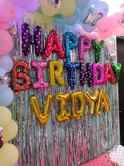 A detailed shot of the personalized name and age balloons.