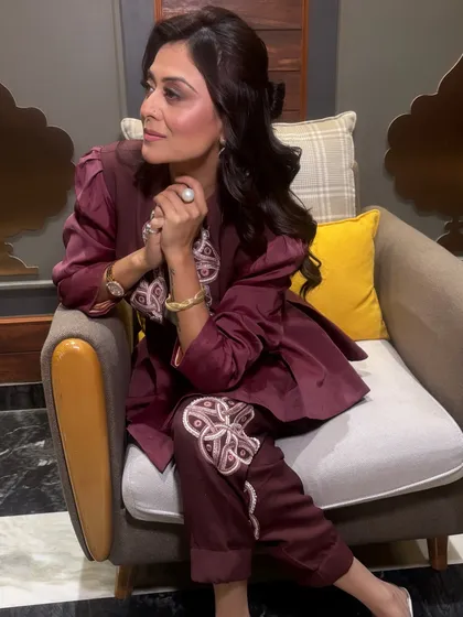 The client is seated, but her beautiful, wavy hair is still the star of the show. This style is perfect for looking glamorous in any setting.
