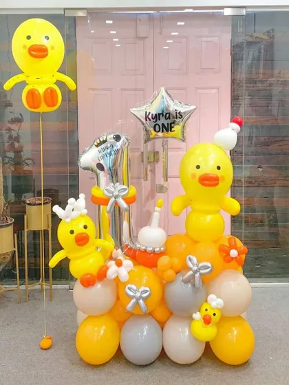 This duck-themed arrangement made a splash at a first birthday party. The bright yellow balloon ducks and personalized star create a quacking good time and a super cute theme for a little one's celebration.