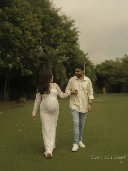 We guide you into natural movements, not stiff poses. This image captures a candid moment of the couple walking and talking, showing that authentic interactions make the most beautiful photographs.