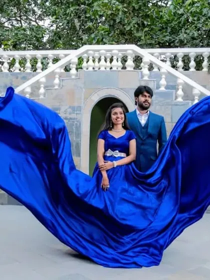 For the couple that wants pure drama and high-fashion vibes. This electric blue gown with its incredible fabric wings makes a powerful statement and guarantees your photos will be unforgettable.